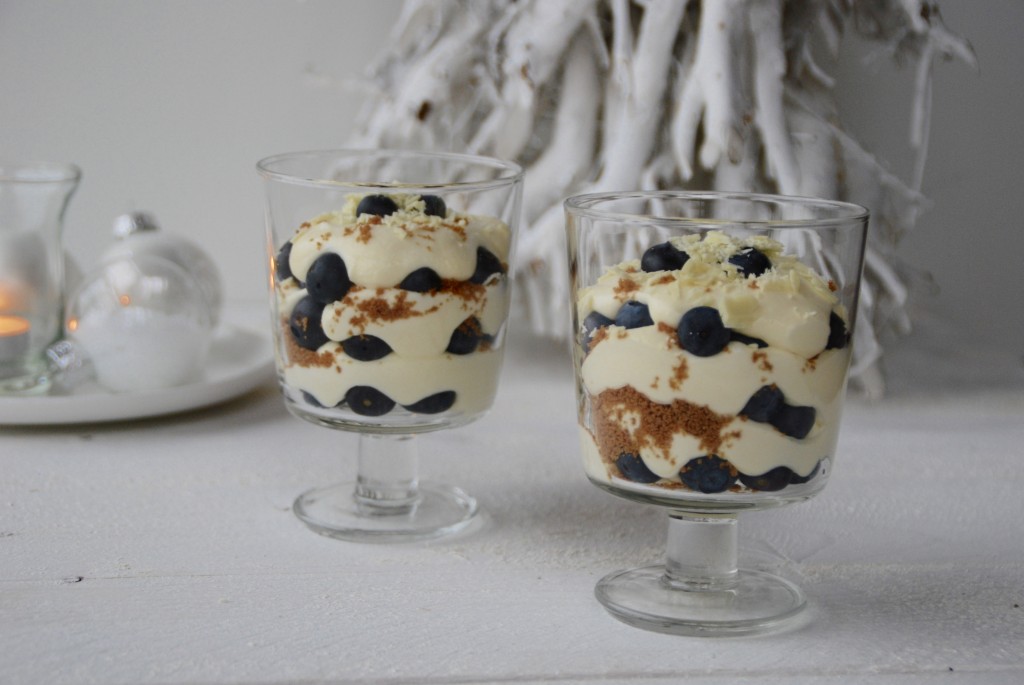 Trifle van witte chocolade en blauwe bessen - www.truitjeroermeniet.be