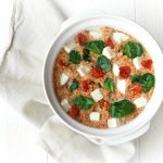 Quinoa ovenschotel met tomaat, spinazie en mozzarella