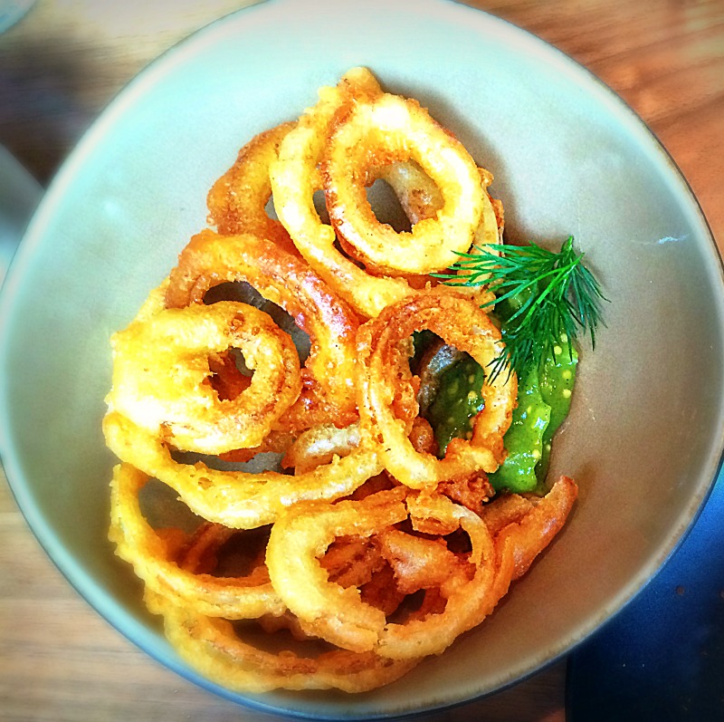 Onion rings met courgettedip - Restaurant Publiek