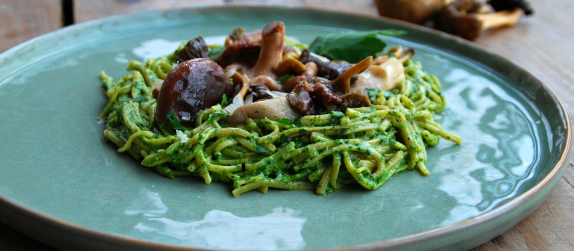 Sobanoedels met paddenstoelen en peterseliepesto